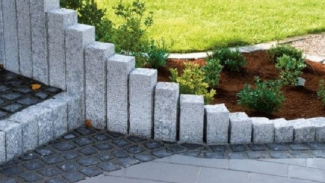 palisada-obrzeze-granitowe-g603-new-bianco-cristal-ogrod palisady z granitu szarego jasnego G603 new bianoc cristal ustawione w ogrodzie