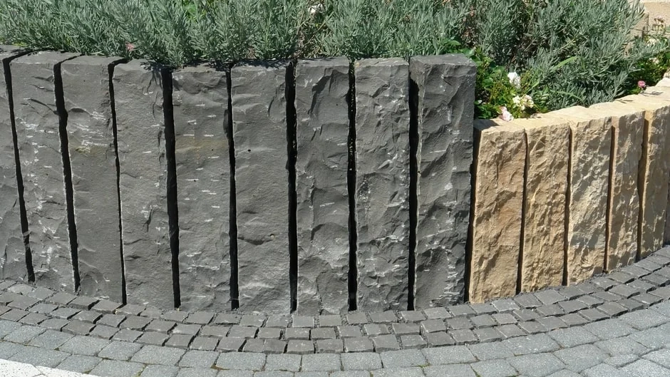 palisada-obrzeze-ogrod palisady kamienne czarne i zolte zastosowanew ogrodzie